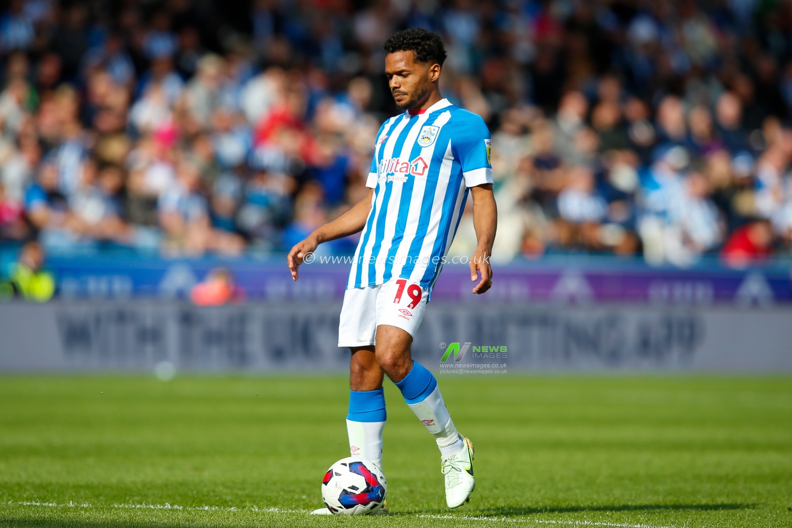 Duane Holmes #19 of Huddersfield Town during the Sky Bet Championship match Huddersfield Town vs Cardiff City at John Smith's Stadium, Huddersfield, United Kingdom, 17th September 2022

(Photo by Ben Early/News Images)