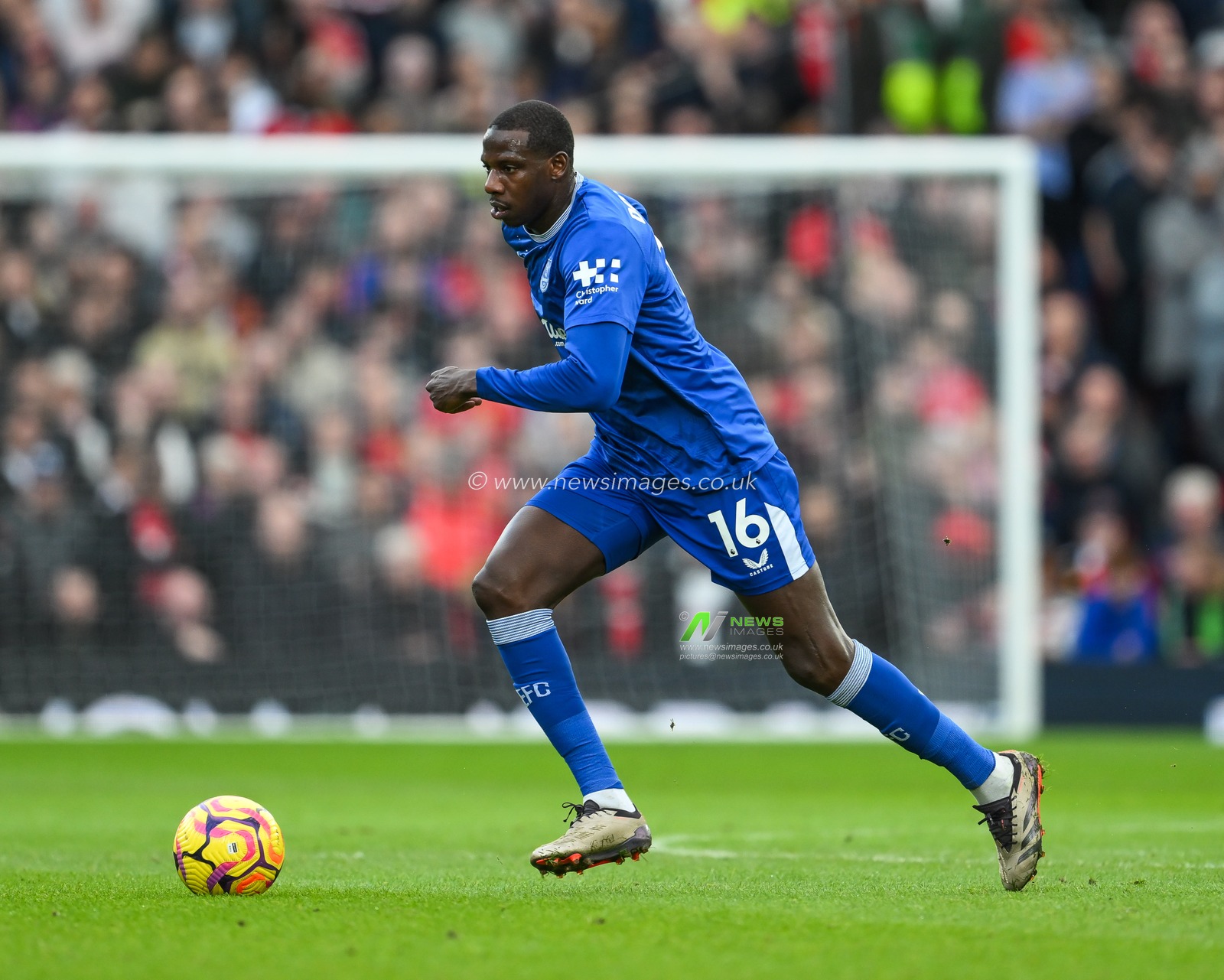 Abdoulaye DoucourÃ© of Everton makes a break with the ball  during the Premier League match Manchester United vs Everton at Old Trafford, Manchester, United Kingdom, 1st December 2024

(Photo by Craig Thomas/News Images)