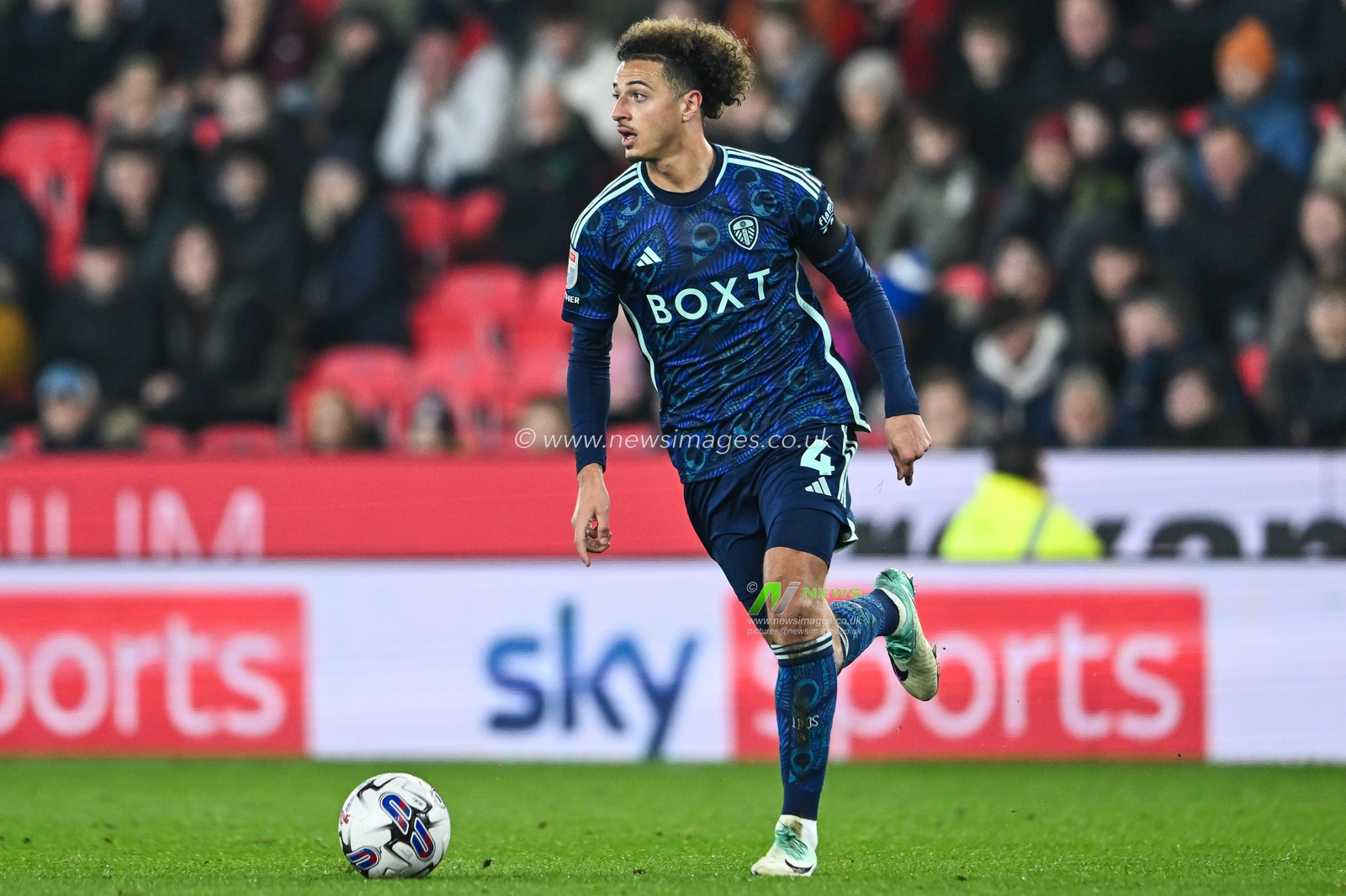 Ethan Ampadu #4 of Leeds United makes a break with the ball during the Sky Bet Championship match Stoke City vs Leeds United at Bet365 Stadium, Stoke-on-Trent, United Kingdom, 25th October 2023

(Photo by Craig Thomas/News Images)