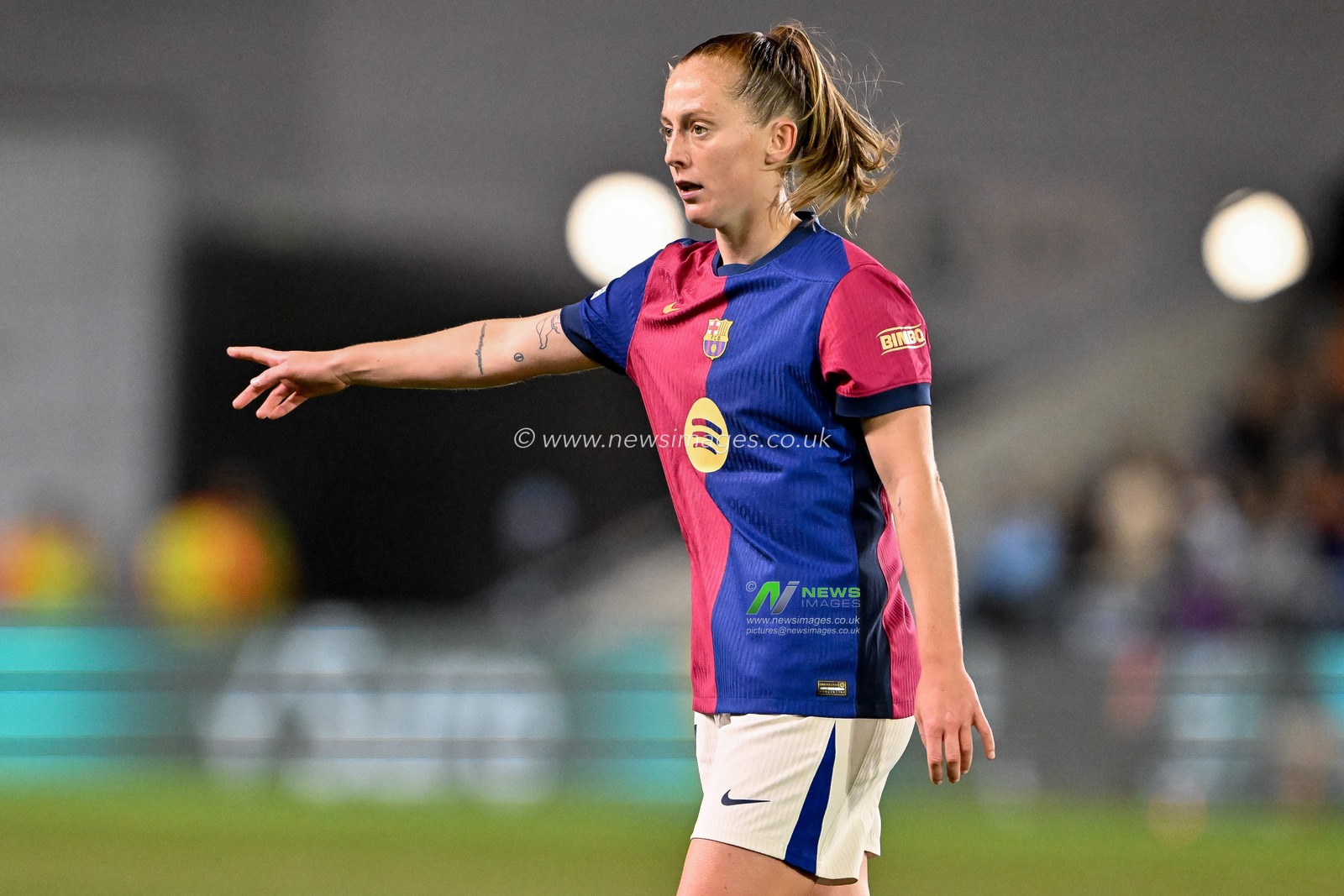 Keira Walsh of Barcelona FemenÃ­ gives the team instructions during the UEFA Women's Champions League match  - Group D - Manchester City vs Barcelona at Manchester City Academy Stadium, Manchester, United Kingdom, 9th October 2024

(Photo by Cody Froggatt/News Images)