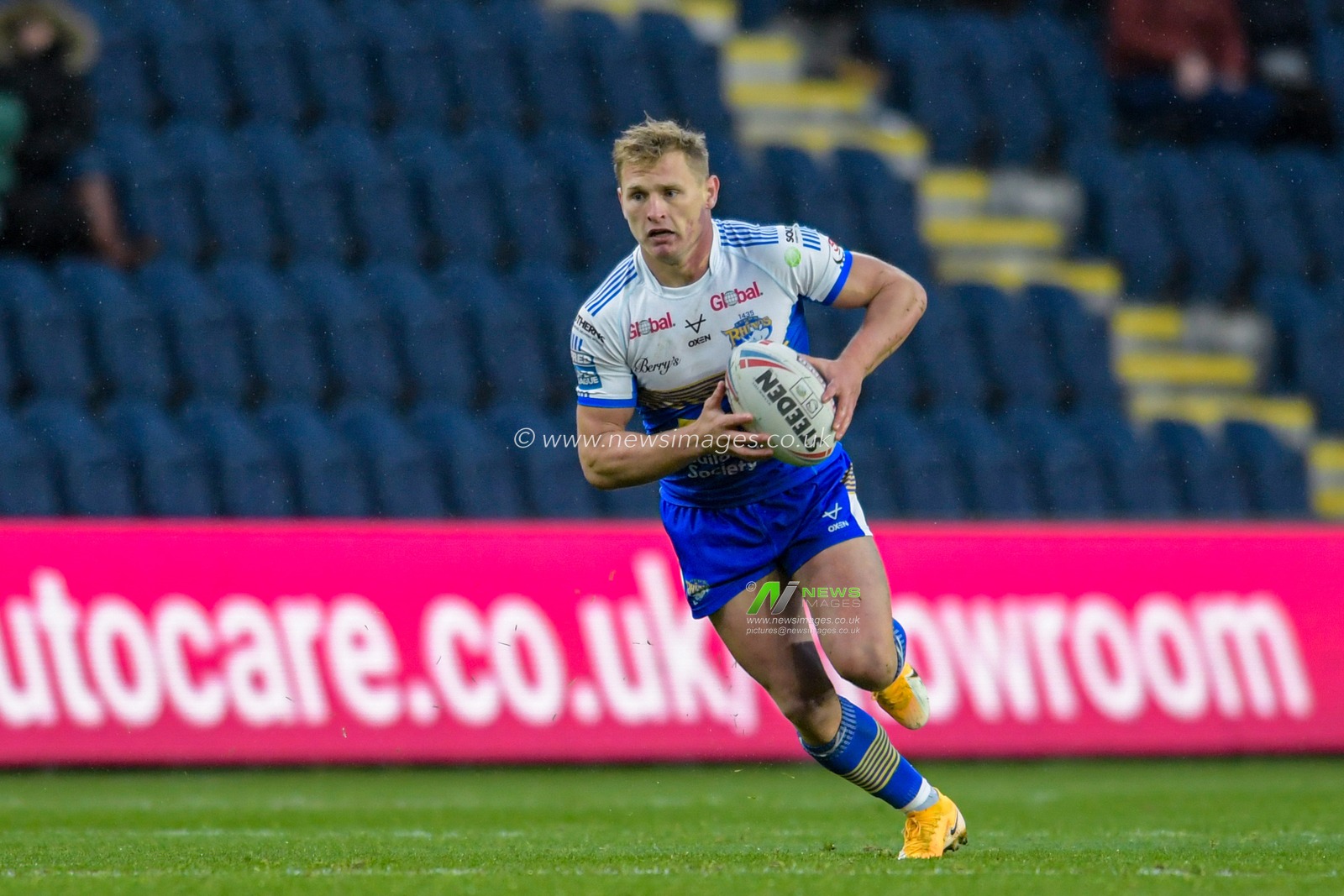 Brad Dwyer (14) of Leeds Rhinos runs forward with the ball