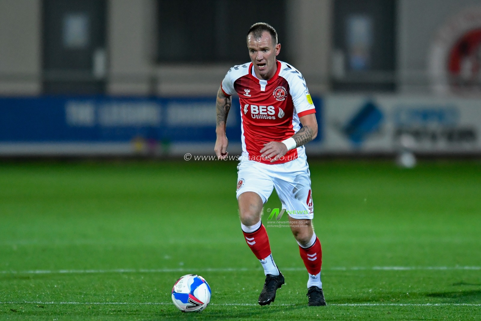 Glenn Whelan (6) of Fleetwood Town runs forward with the ball