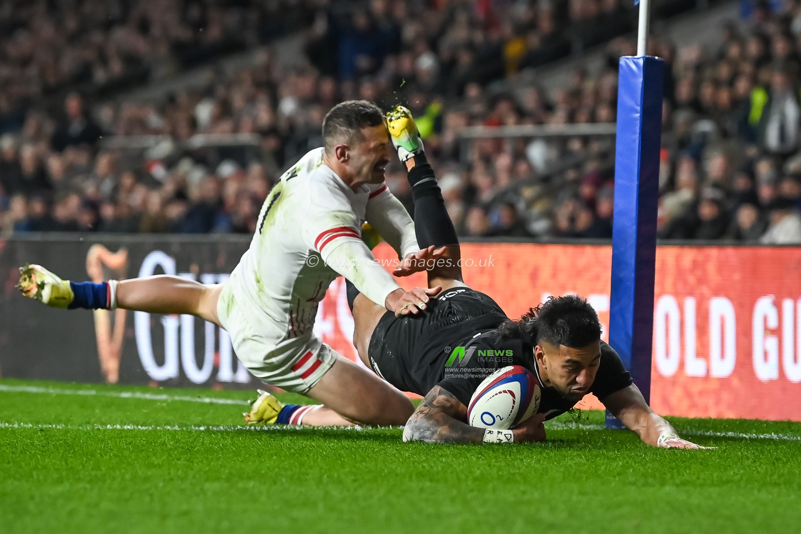 Rieko Ioane of New Zealand goes over for a try during the Autumn internationals match England vs New Zealand at Twickenham Stadium, Twickenham, United Kingdom, 19th November 2022

(Photo by Craig Thomas/News Images)