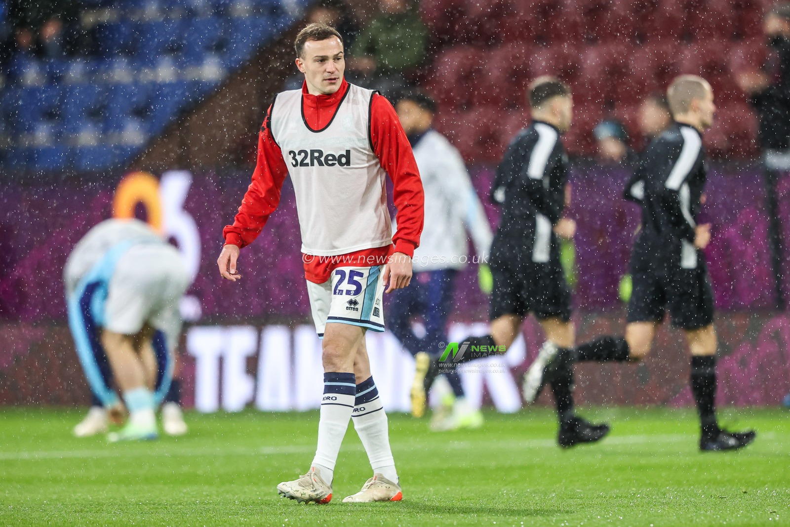 George Edmundson of Middlesbrough during the pre-game warmup ahead of the Sky Bet Championship match Burnley vs Middlesbrough at Turf Moor, Burnley, United Kingdom, 6th December 2024

(Photo by Alfie Cosgrove/News Images)