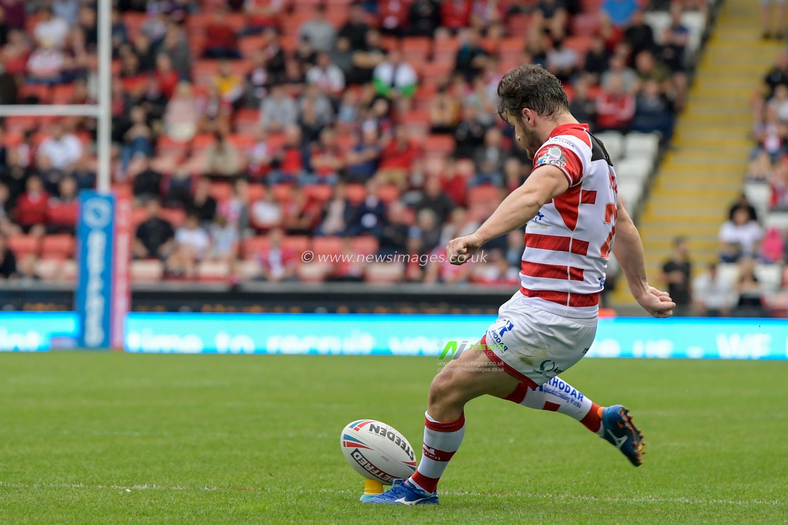 Craig Mullen (22) of Leigh Centurions kicks a penalty to make it 20-16