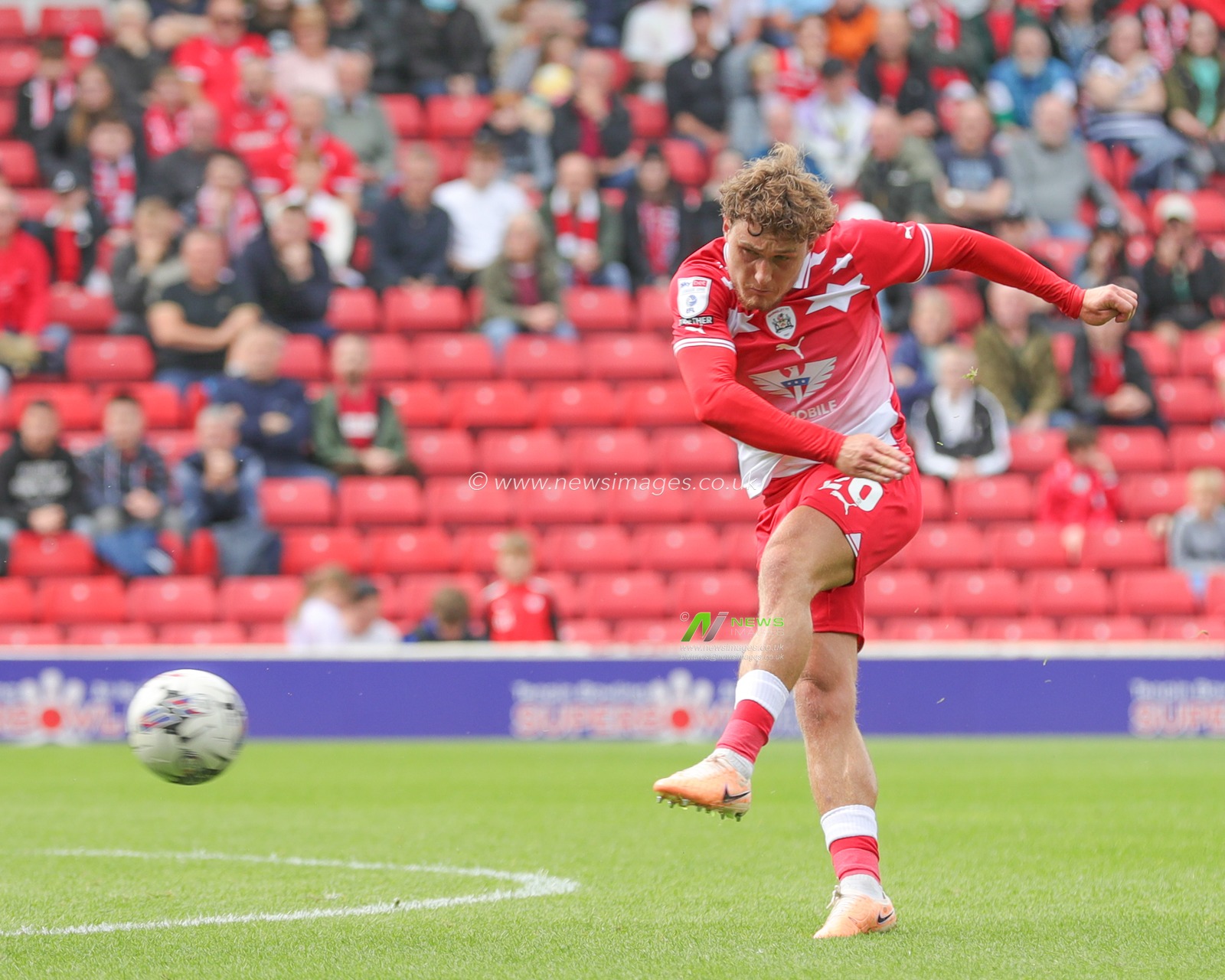 Callum Styles #20 of Barnsley takes a shot during the Sky Bet League 1 match Barnsley vs Port Vale at Oakwell, Barnsley, United Kingdom, 5th August 2023

(Photo by Mark Cosgrove/News Images)