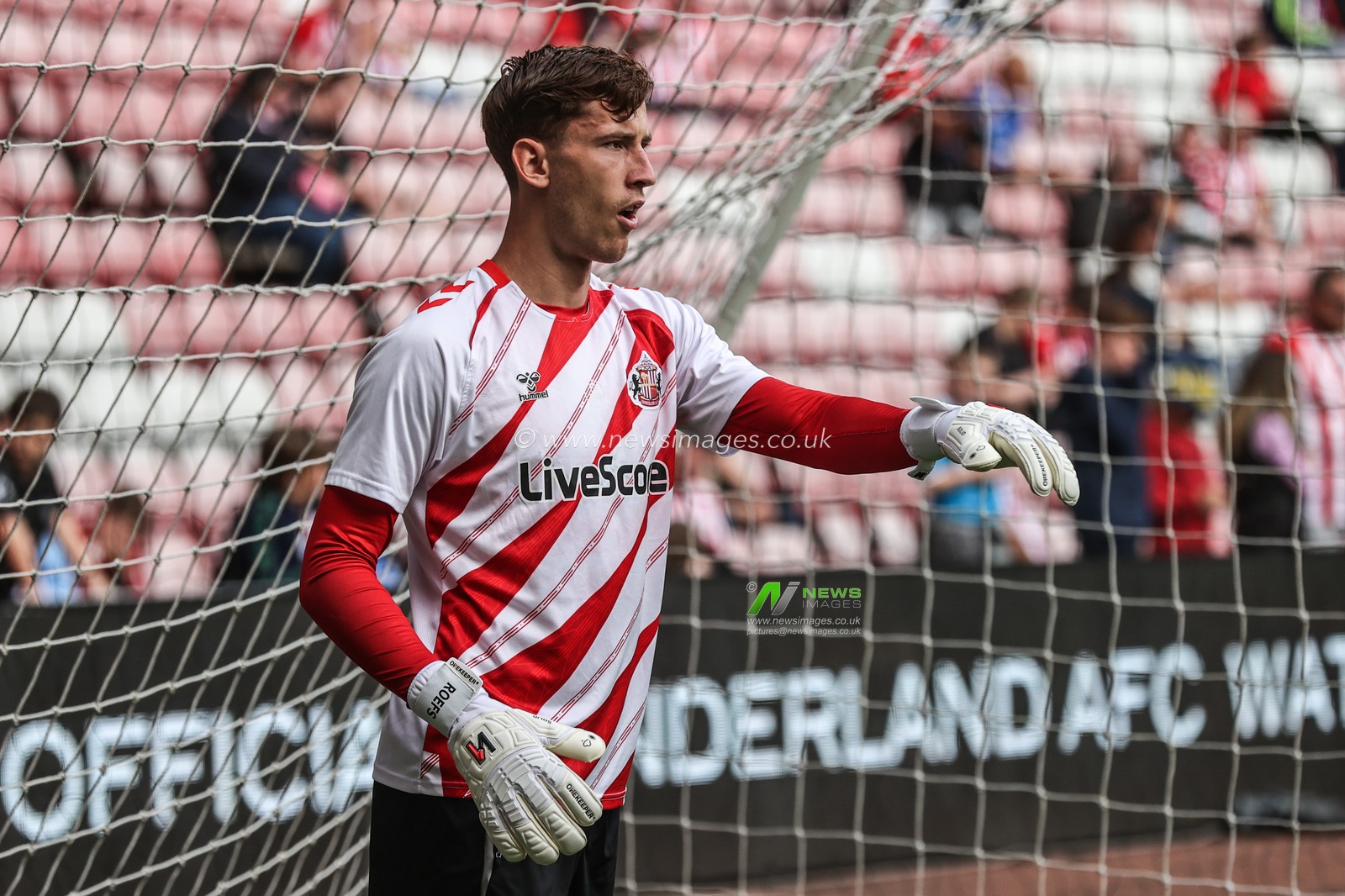 Robin Roefs of Sunderland in the pregame warmup session during the Premier League match Sunderland vs Brentford at Stadium Of Light, Sunderland, United Kingdom, 30th August 2025

(Photo by Alfie Cosgrove/News Images)
