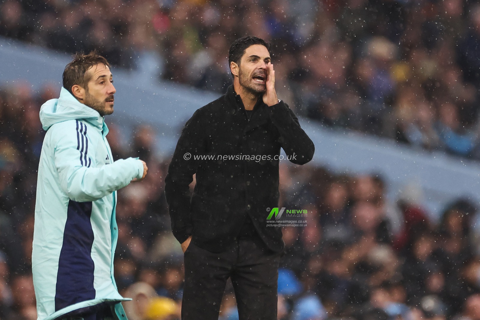 Mikel Arteta manager of Arsenal gives his team instructions during the Premier League match Manchester City vs Arsenal at Etihad Stadium, Manchester, United Kingdom, 22nd September 2024

(Photo by Mark Cosgrove/News Images)