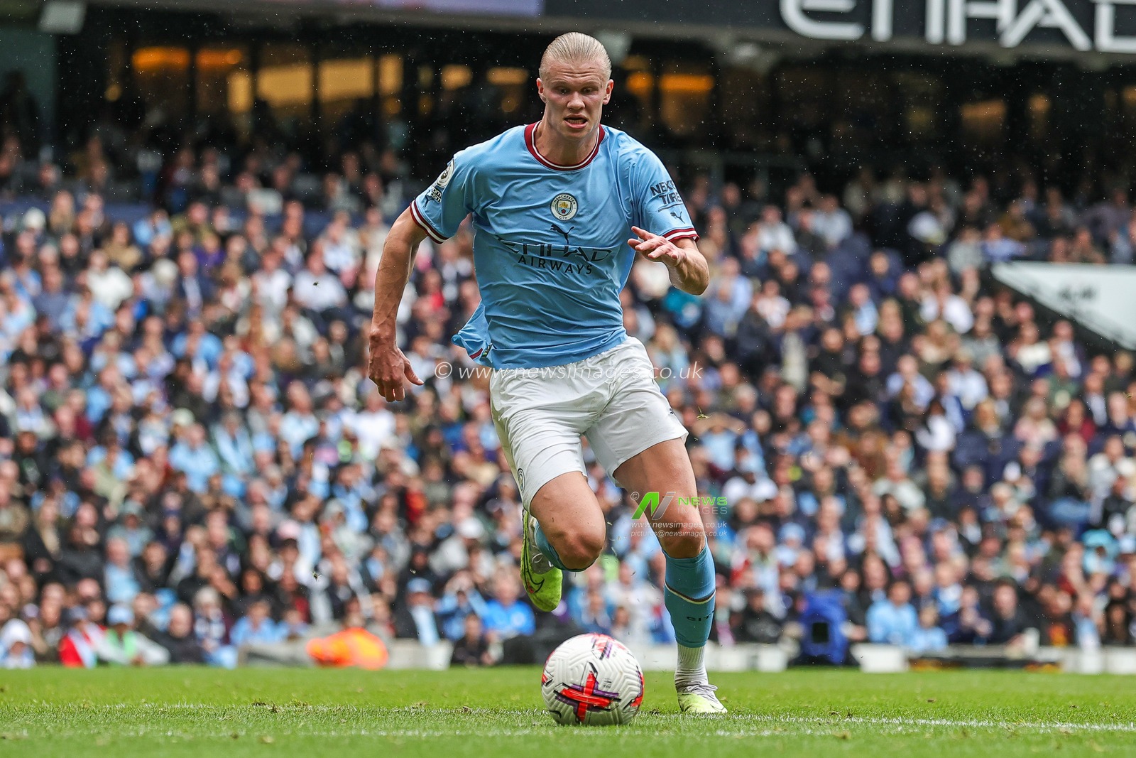 Erling Haaland #9 of Manchester City makes a break with the ball  during the Premier League match Manchester City vs Leeds United at Etihad Stadium, Manchester, United Kingdom, 6th May 2023

(Photo by Mark Cosgrove/News Images)
