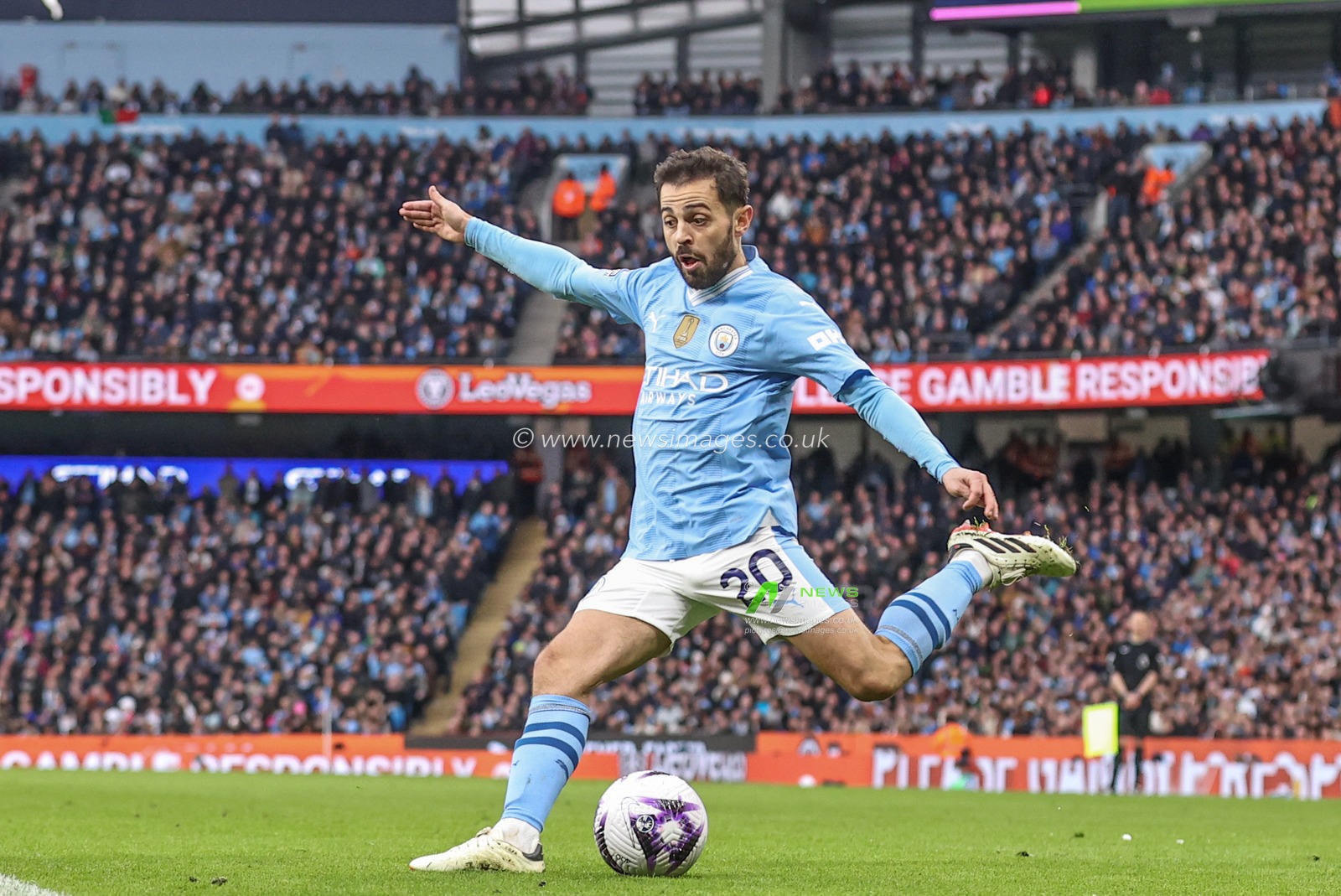 Bernardo Silva of Manchester City crosses the ball during the Premier League match Manchester City vs Manchester United at Etihad Stadium, Manchester, United Kingdom, 3rd March 2024

(Photo by Mark Cosgrove/News Images)
