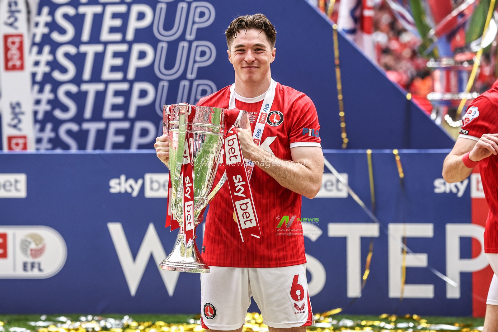 Conor Coventry of Charlton Athletic poses with the trophy during the Sky Bet League 1 Playoff Final match Charlton Athletic vs Leyton Orient at Wembley Stadium, London, United Kingdom, 25th May 2025

(Photo by Alfie Cosgrove/News Images)