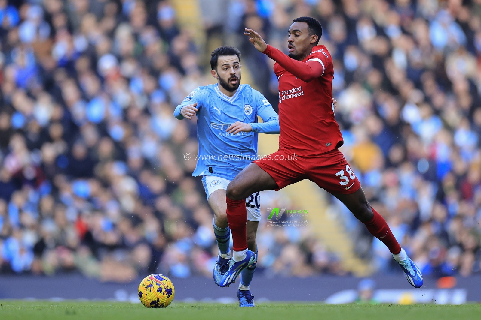 Ryan Gravenberch #38 of Liverpool runs past Bernardo Silva #20 of Manchester City during the Premier League match Manchester City vs Liverpool at Etihad Stadium, Manchester, United Kingdom, 25th November 2023

(Photo by Conor Molloy/News Images)
