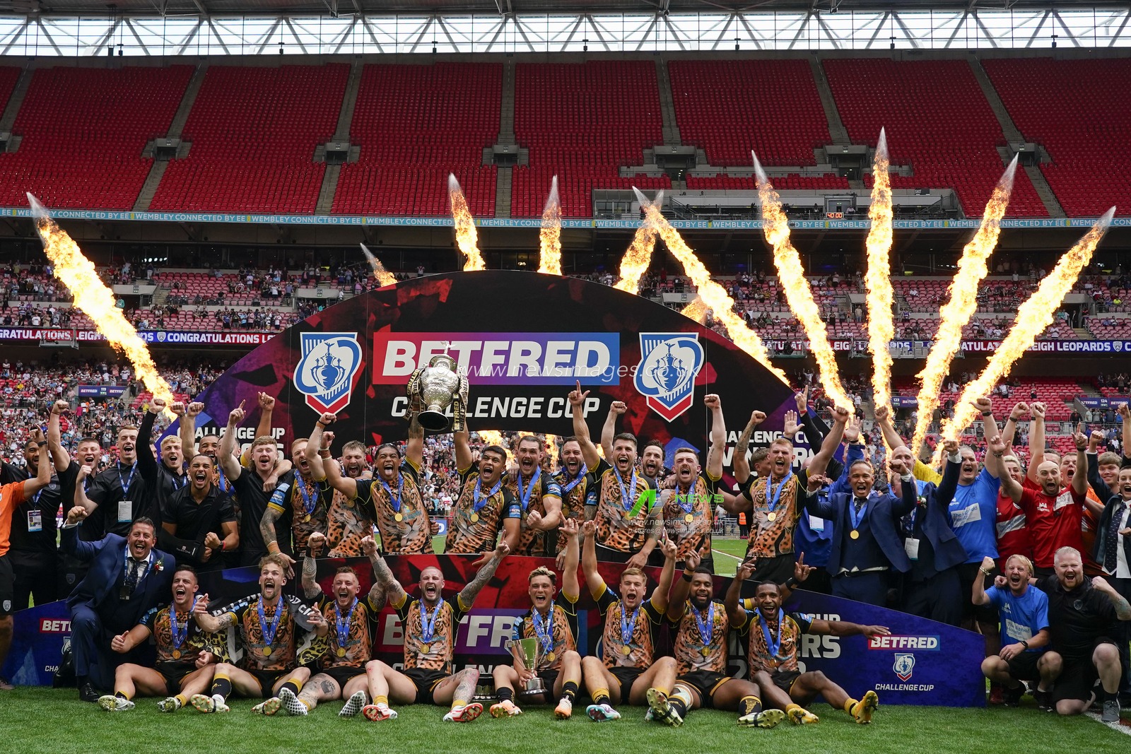 Leigh Leopards squad celebrate their victory after a 17-16 Golden Point win in the Betfred Challenge Cup match Hull KR vs Leigh Leopards at Wembley Stadium, London, United Kingdom, 12th August 2023

(Photo by Steve Flynn/News Images)
