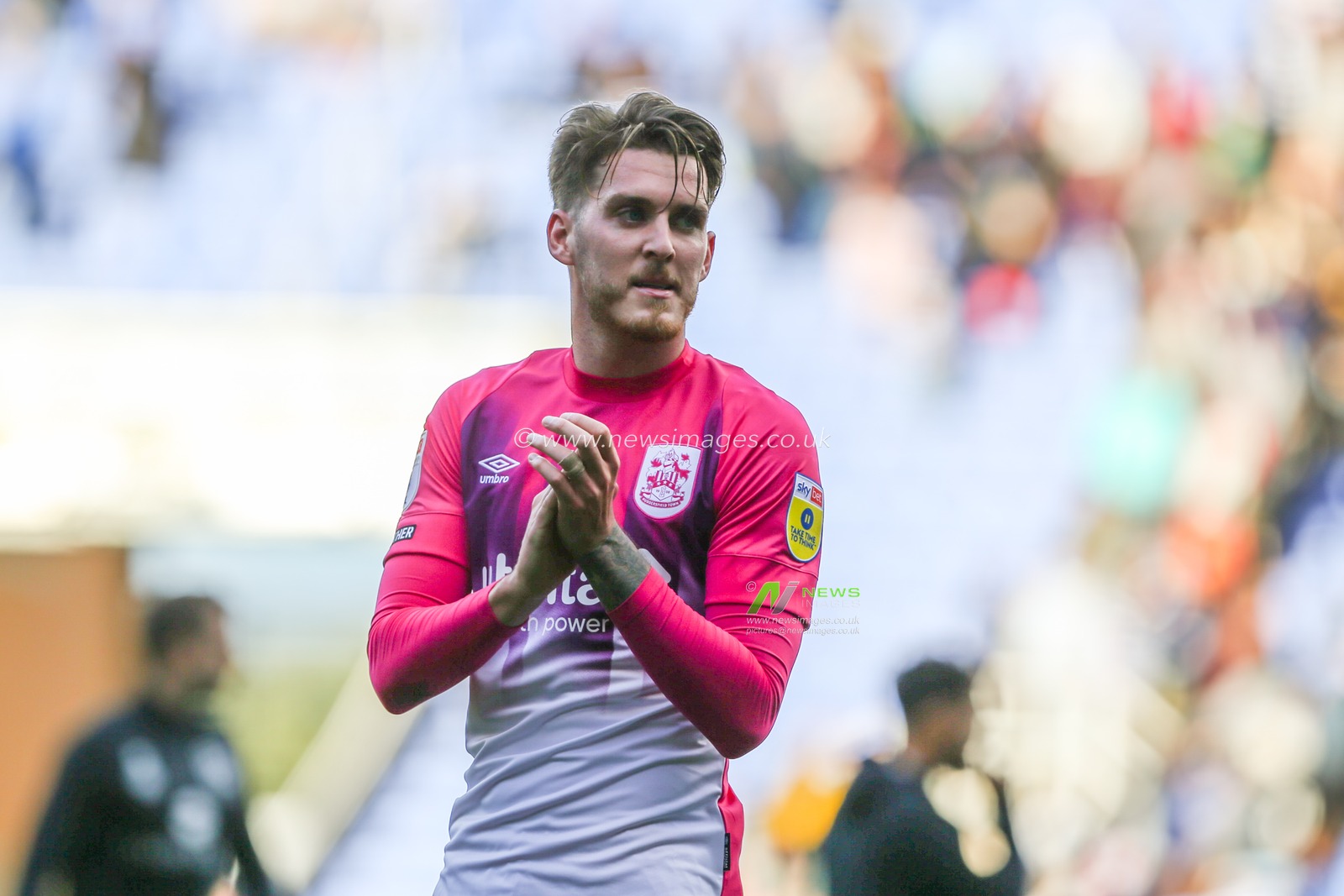 Connor Mahoney #11 of Huddersfield Town applauds the fans at the final whistle during the Sky Bet Championship match Reading vs Huddersfield Town at Select Car Leasing Stadium, Reading, United Kingdom, 1st October 2022

(Photo by Arron Gent/News Images)