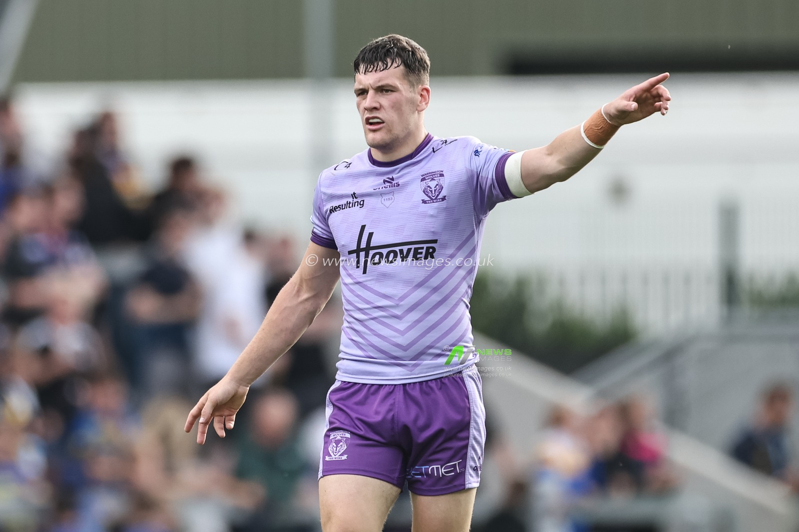 Josh Thewlis of Warrington Wolves gives teams mates instructions during the Betfred Super League Round 14 Leeds Rhinos v Warrington Wolves at Headingley Stadium, Leeds, United Kingdom, 14th June 2025

(Photo by Mark Cosgrove/News Images)