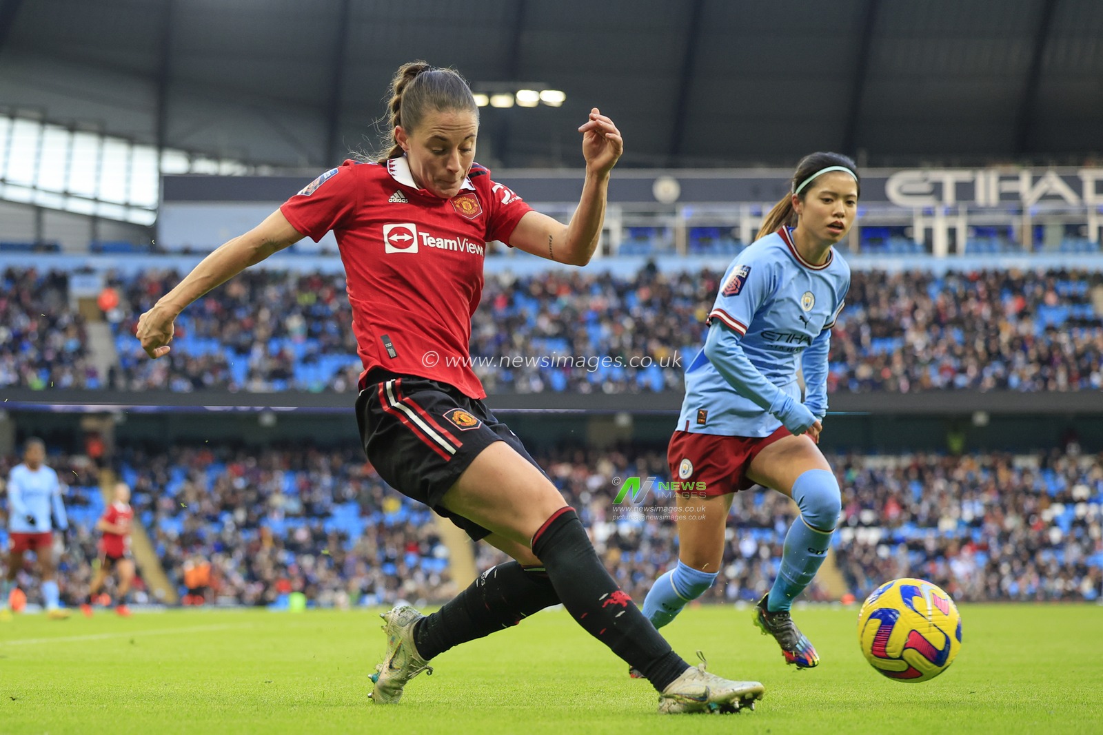 Ona Batlle #2 of Manchester United crosses the ball watched by Yui Hasegawa #25 of Manchester City during the The FA Women's Super League match Manchester City Women vs Manchester United Women at Etihad Campus, Manchester, United Kingdom, 11th December 2022

(Photo by Conor Molloy/News Images)