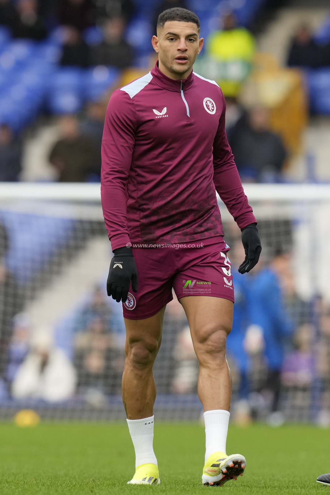 Diego Carlos of Aston Villa warms up before the Premier League match Everton vs Aston Villa at Goodison Park, Liverpool, United Kingdom, 14th January 2024

(Photo by Steve Flynn/News Images)