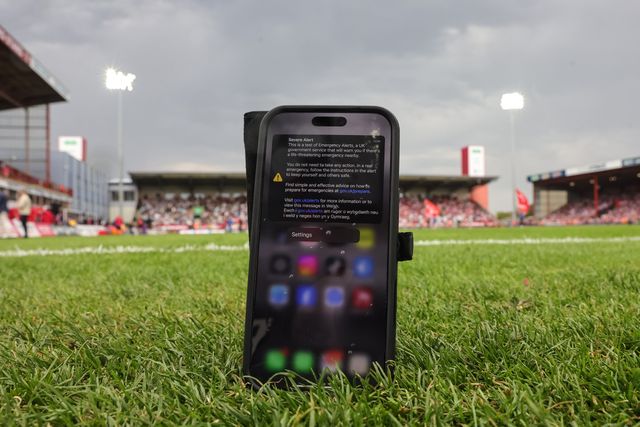 Mobile phones ring out loud as and display a message on screen as the Government’s Emergency Alert System is pushed out through the UK's mobile phone networks during the Betfred Super League Round 25 match Hull KR vs Hull FC at Sewell Group Craven Park, Kingston upon Hull, United Kingdom, 7th September 2025

(Photo by Mark Cosgrove/News Images)