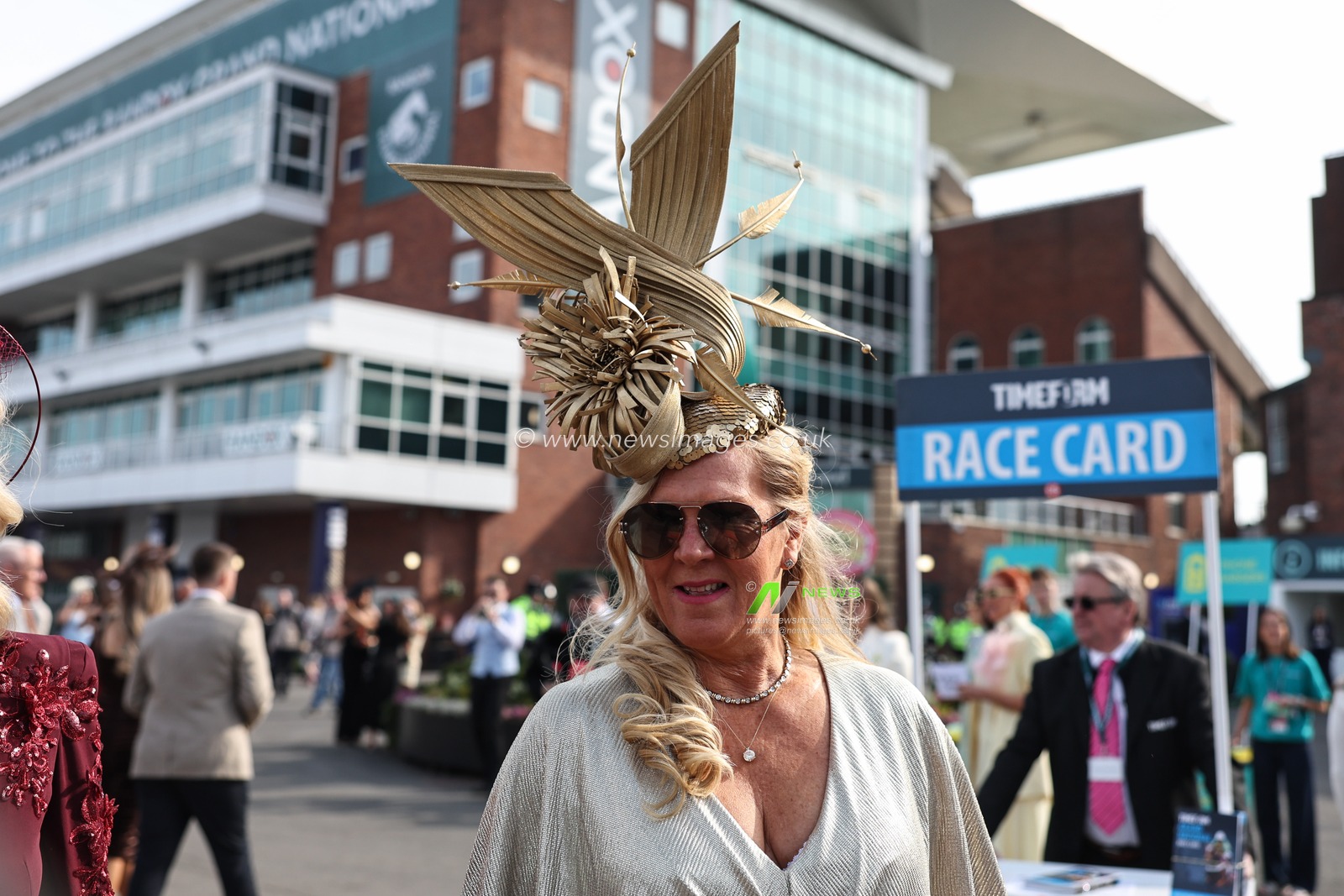 Ladies arrive on ladies day during the Randox Grand National 2025 Day 2 Ladies Day at Aintree Racecourse, Liverpool, United Kingdom, 4th April 2025

(Photo by Mark Cosgrove/News Images)