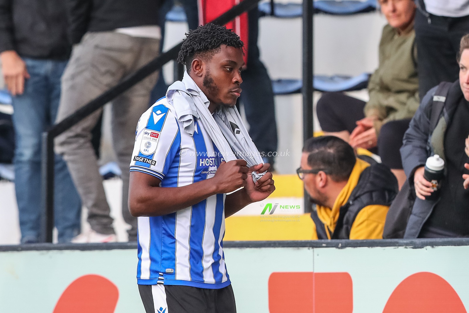 Fisayo Dele-Bashiru #17 of Sheffield Wednesday walks straight down the tunnel after the Sky Bet League 1 match Cambridge United vs Sheffield Wednesday at Abbey Stadium, Cambridge, United Kingdom, 15th October 2022

(Photo by Gareth Evans/News Images)
