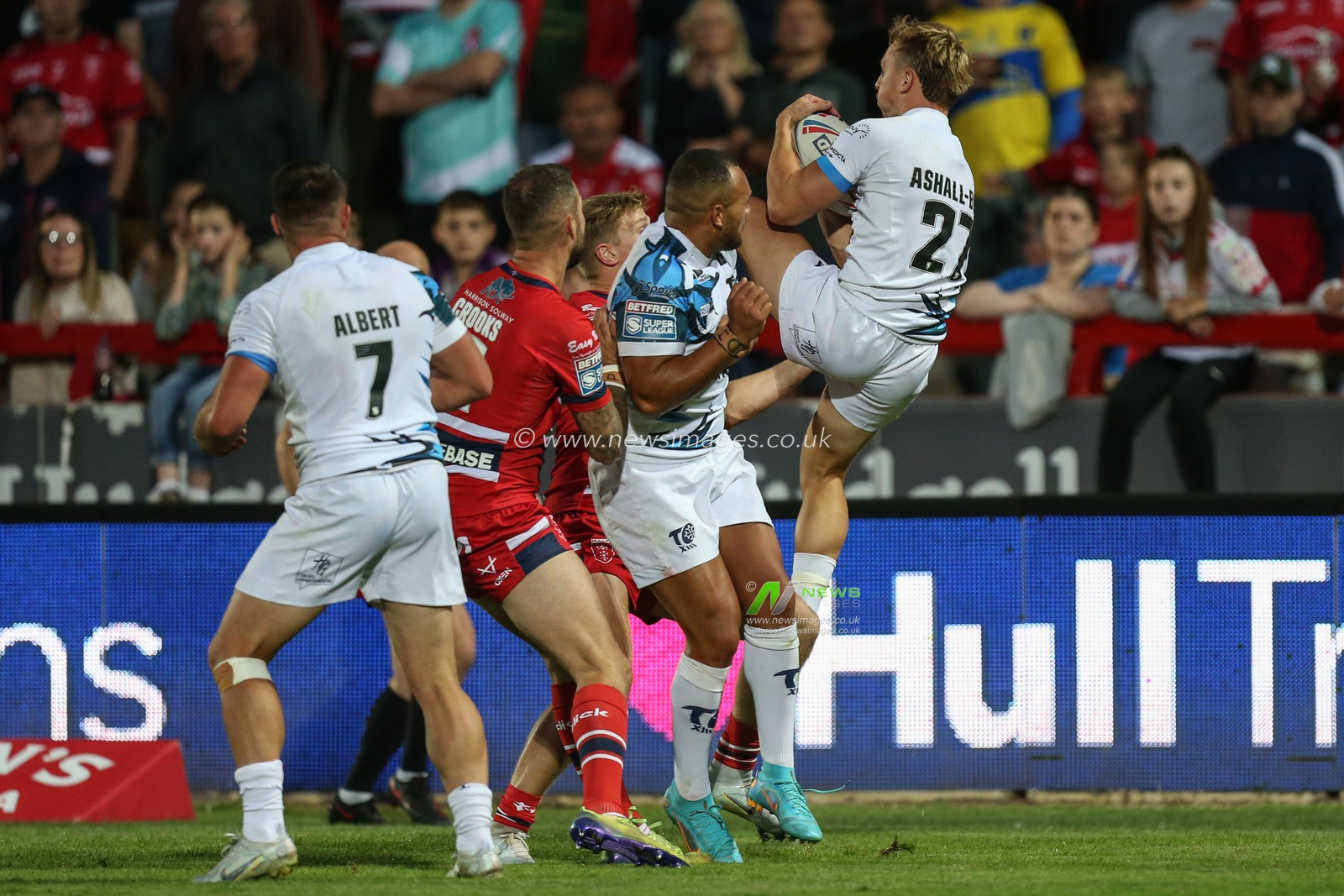 Olly Ashall-Bott #27 of Toulouse Olympique gets up high to collet
