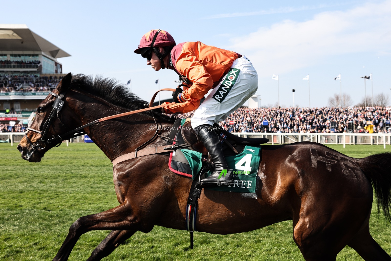 Gidleigh Park ridden by Bryan Carver in the EBC Group Manifesto Novices' Chase during the Randox Grand National 2025 Day 1 Opening Day at Aintree Racecourse, Liverpool, United Kingdom, 3rd April 2025

(Photo by Mark Cosgrove/News Images)