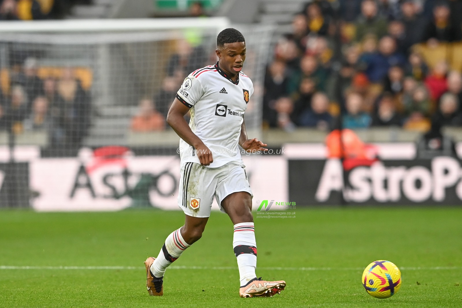 Tyrell Malacia #12 of Manchester United passes the ball during the Premier League match Wolverhampton Wanderers vs Manchester United at Molineux, Wolverhampton, United Kingdom, 31st December 2022

(Photo by Craig Thomas/News Images)