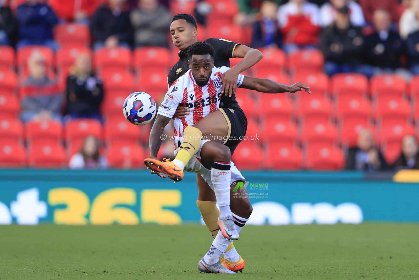 Kyron Gordon #34 of Sheffield United and Tariqe Fosu #24 of Stoke City challenge for the ball during the Sky Bet Championship match Stoke City vs Sheffield United at Bet365 Stadium, Stoke-on-Trent, United Kingdom, 8th October 2022

(Photo by Conor Molloy/News Images)