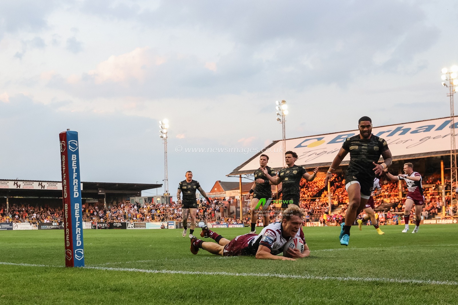 Fletcher Rooney of Castleford Tigers goes over for a try during the Betfred Super League Round 20 match Castleford Tigers vs Leigh Leopards at The Mend-A-Hose Jungle, Castleford, United Kingdom, 1st August 2024

(Photo by Mark Cosgrove/News Images)