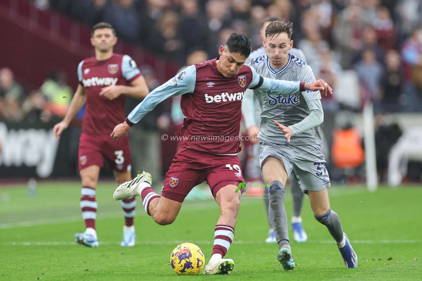 Edson Ãlvarez #19 of West Ham United clears pressured by James Garner #37 of Everton during the Premier League match West Ham United vs Everton at London Stadium, London, United Kingdom, 29th October 2023

(Photo by Mark Cosgrove/News Images)