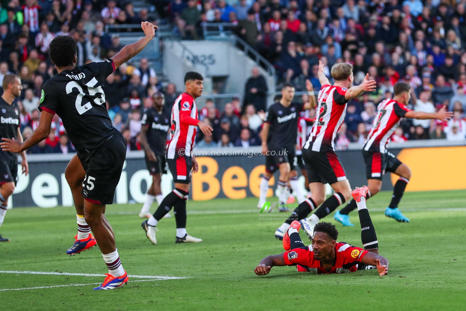 Ethan Pinnock of Brentford is challenged by Jean-Clair Todibo of West Ham United during the Premier League match Brentford vs West Ham United at The Gtech Community Stadium, London, United Kingdom, 28th September 2024

(Photo by Izzy Poles/News Images)