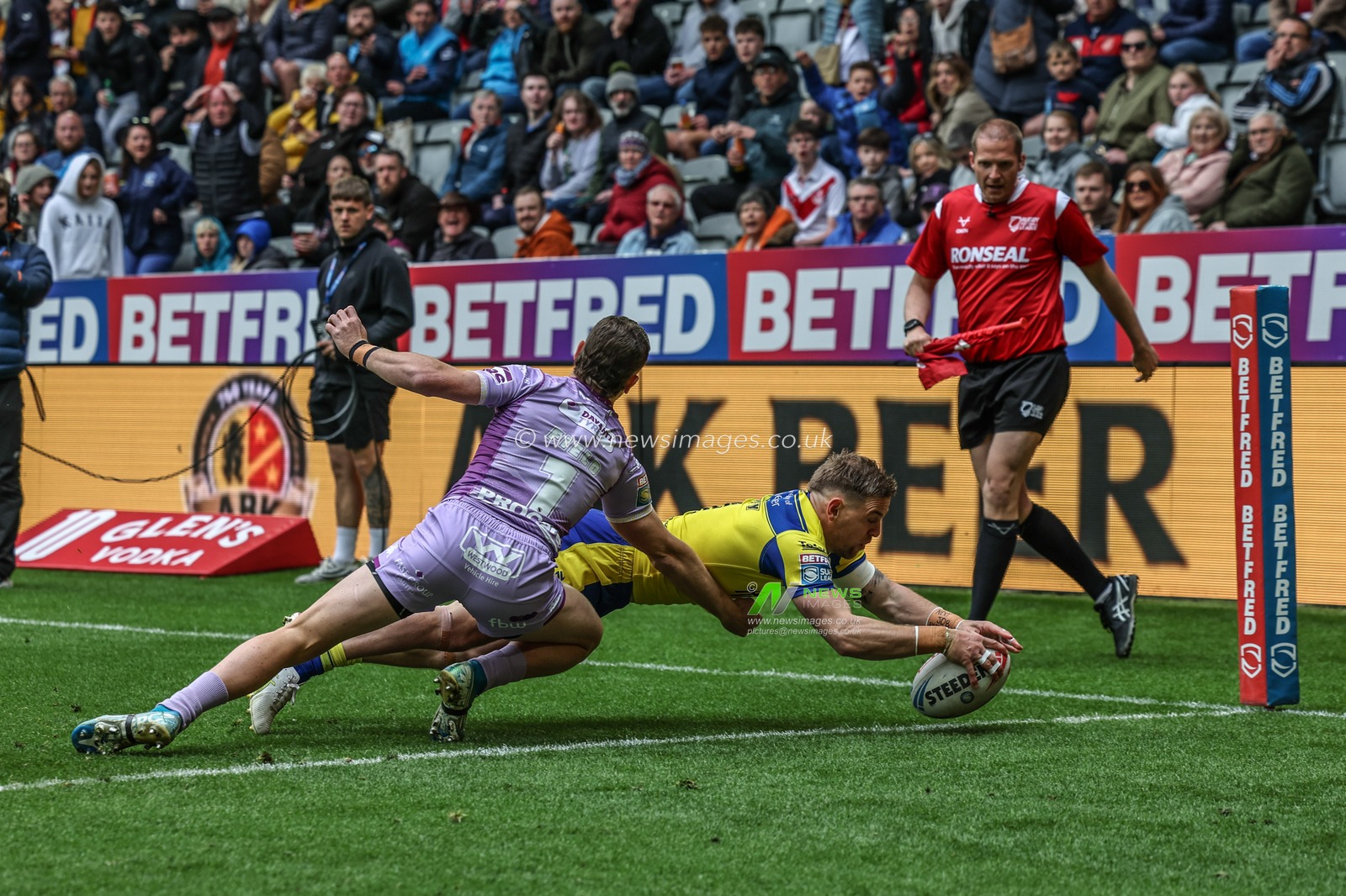 Matt Dufty of Warrington Wolves goes over however it is given no try during the Betfred Magic Weekend 2025 match Huddersfield Giants vs Hull FC at St. James's Park, Newcastle, United Kingdom, 4th May 2025

(Photo by Mark Cosgrove/News Images)