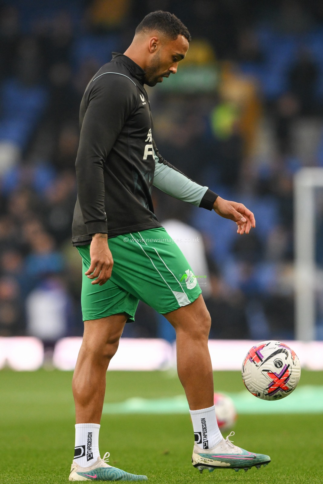 Callum Wilson #9 of Newcastle United during the pre-game warm up ahead of the Premier League match Everton vs Newcastle United at Goodison Park, Liverpool, United Kingdom, 27th April 2023

(Photo by Craig Thomas/News Images)