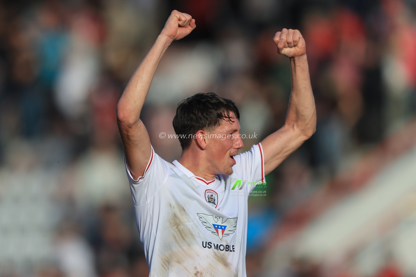 MaÃ«l de Gevigney #6 of Barnsley punches the air after Barnsley win 0-1 during the Sky Bet League 1 match Exeter City vs Barnsley at St James' Park, Exeter, United Kingdom, 7th October 2023

(Photo by Alfie Cosgrove/News Images)