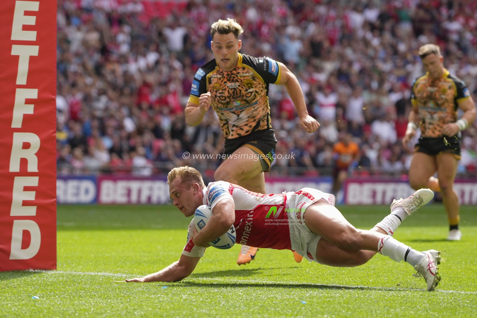 Jez Litten #14 of Hull KR dives over to score a try during the Betfred Challenge Cup match Hull KR vs Leigh Leopards at Wembley Stadium, London, United Kingdom, 12th August 2023

(Photo by Steve Flynn/News Images)
