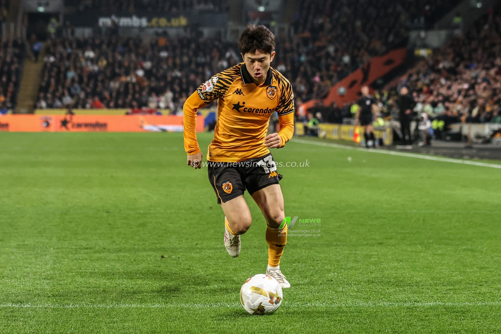 Yu Hirakawa of Hull City breaks with the ball during the Sky Bet Championship Play-Offs Semi-Final first leg Hull City v Millwall at MKM Stadium, Hull, United Kingdom on 08 May 2026

(Photo by Alfie Cosgrove/News Images)