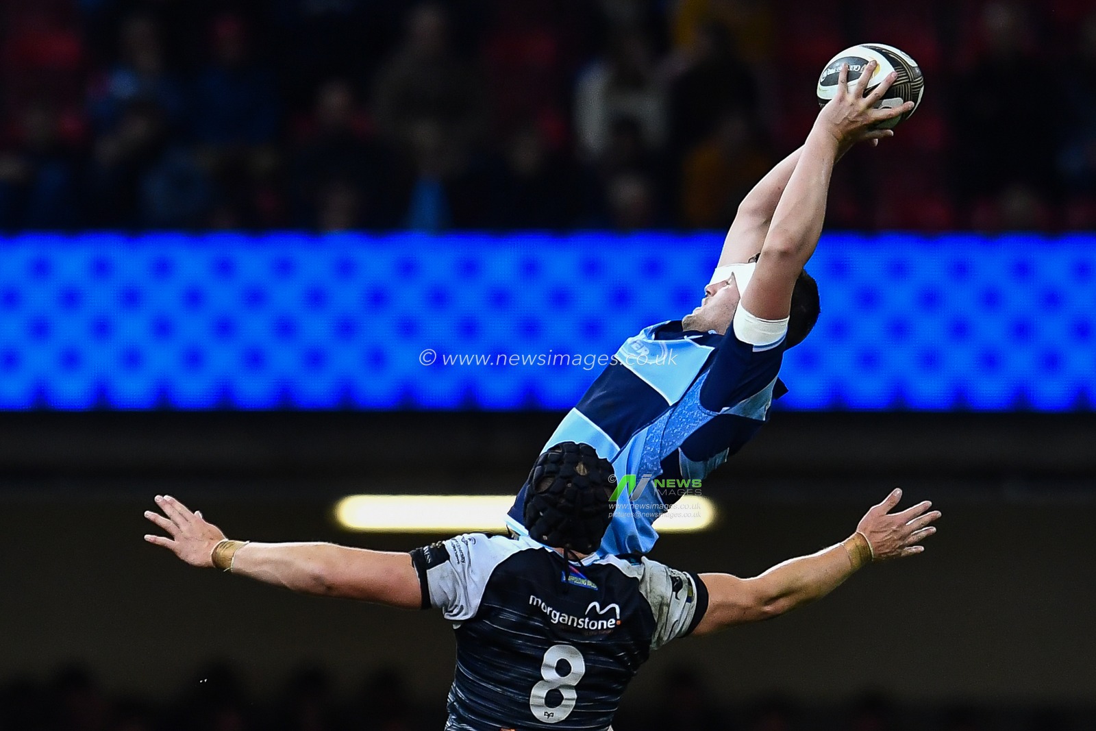 27th April 2019 , Principality Stadium , Cardiff, Wales ; Guinness pro 14â€™s, Round 21, Cardiff Blues Vs Ospreys ; Rory Thornton of Cardiff Blues claims the lineout

Credit:  Craig Thomas/News Images
