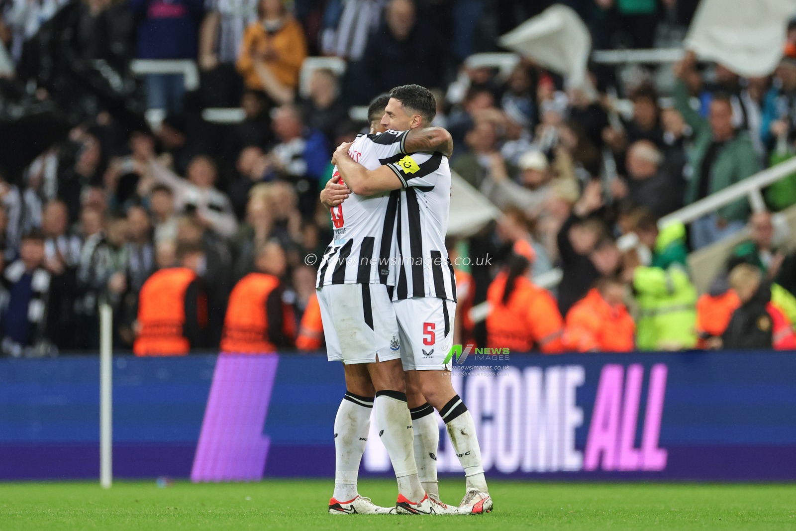 Jamaal Lascelles #6 of Newcastle United and Fabian SchÃ¤r #5 of Newcastle United embrace after the UEFA Champions League match Newcastle United vs Paris Saint-Germain at St. James's Park, Newcastle, United Kingdom, 4th October 2023

(Photo by Mark Cosgrove/News Images)