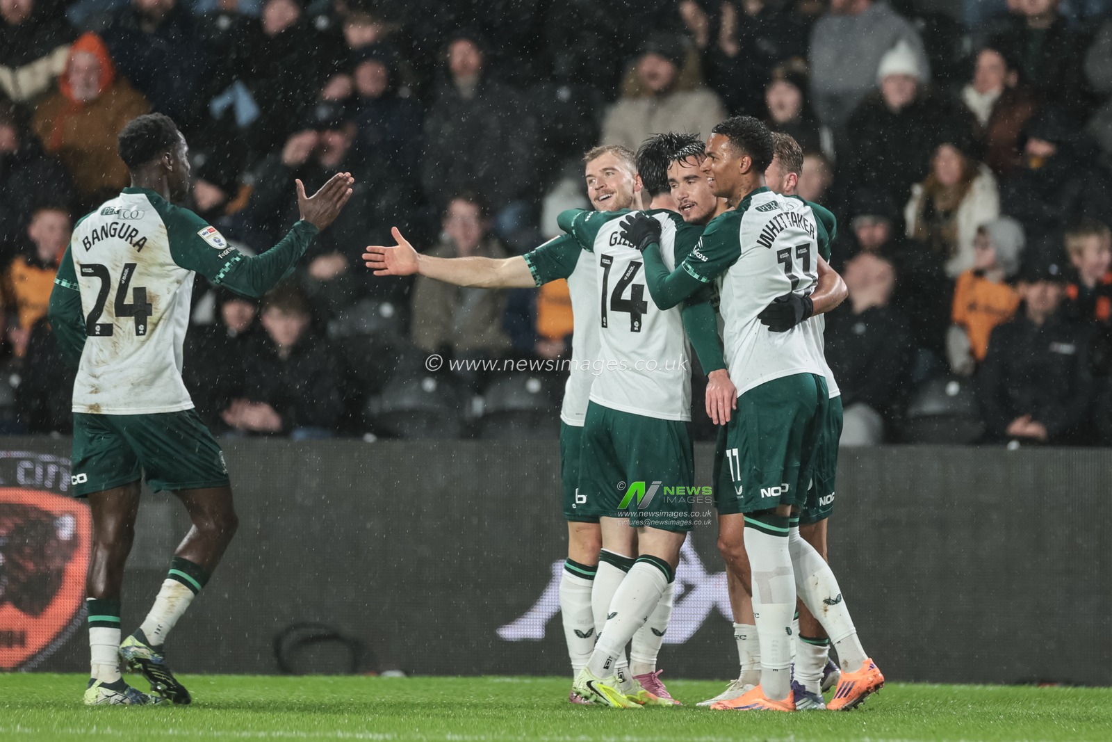 David Strelec of Middlesbrough celebrates his goal to make it 0-1 with team mates during the Sky Bet Championship match Hull City vs Middlesbrough at MKM Stadium, Hull, United Kingdom, 5th December 2025

(Photo by Mark Cosgrove/News Images)

*** GER AUT SUI OUT ***