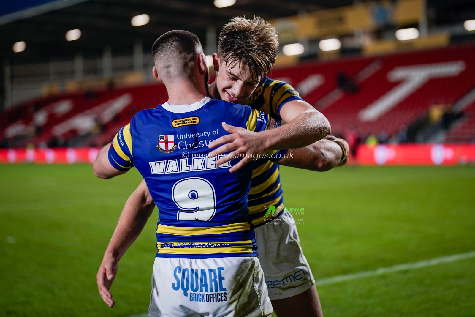 Warrington Wolves players applaud the fans at full time during the Betfred Super League round 14 match St Helens vs Warrington Wolves at The BrewDog Stadium, St Helens, United Kingdom on 11 June 2026

(Photo by Maynard Manyowa/News Images)