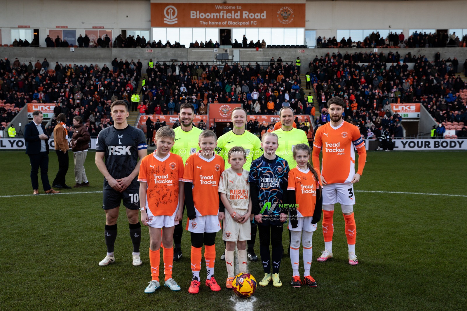during the Sky Bet League 1 match Blackpool vs Charlton Athletic at Bloomfield Road, Blackpool, United Kingdom, 1st February 2025

(Photo by Gareth Evans/News Images)