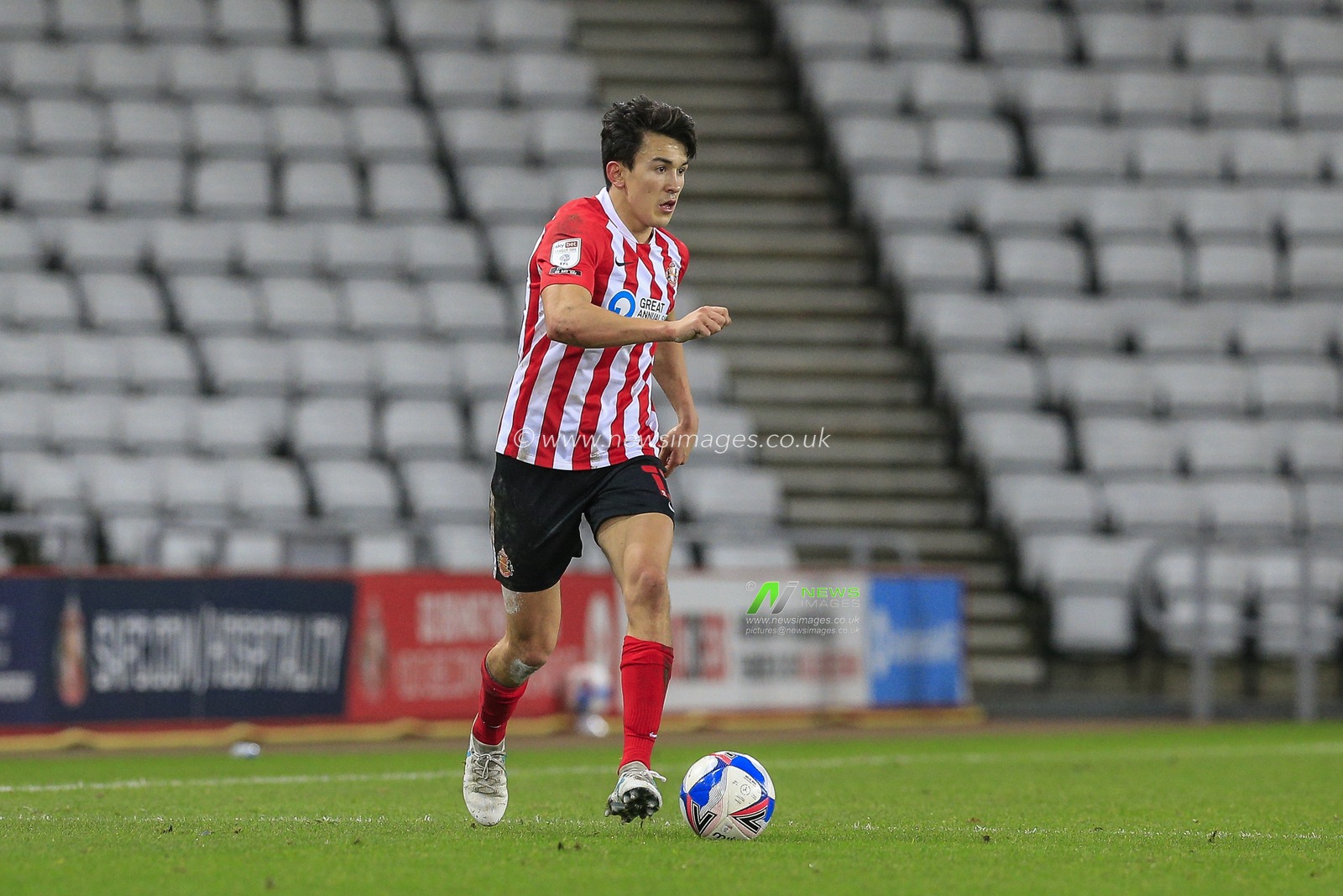Luke O'Nien #13 of Sunderland in possession of the ball