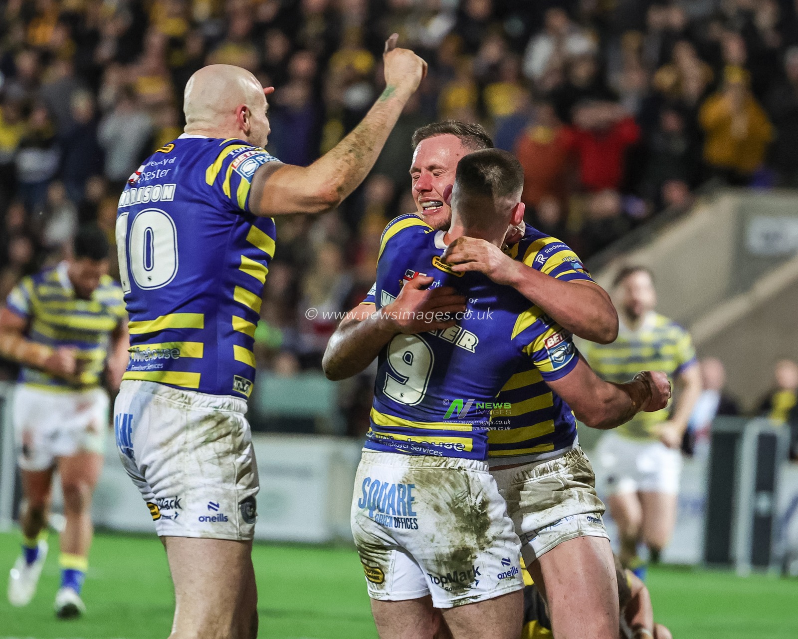 Ben Currie celebrates his 100th Warrington Wolves try with team mates during the Betfred Super League Round 4 match York Knights vs Warrington Wolves at LNER Community Stadium, York, United Kingdom on 06 March 2026

(Photo by Mark Cosgrove/News Images)