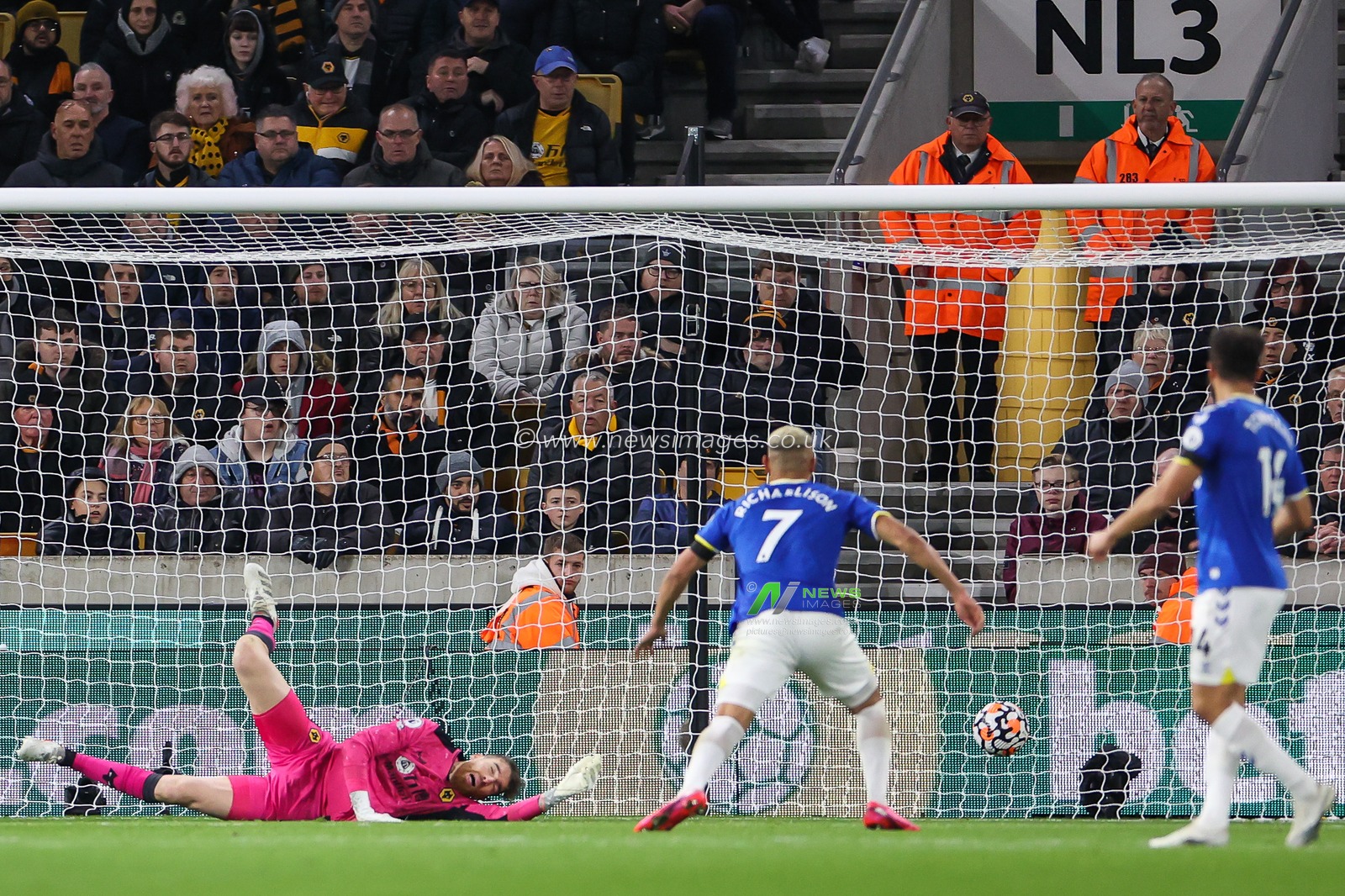 Alex Iwobi #17 of Everton scores to make it 2-1