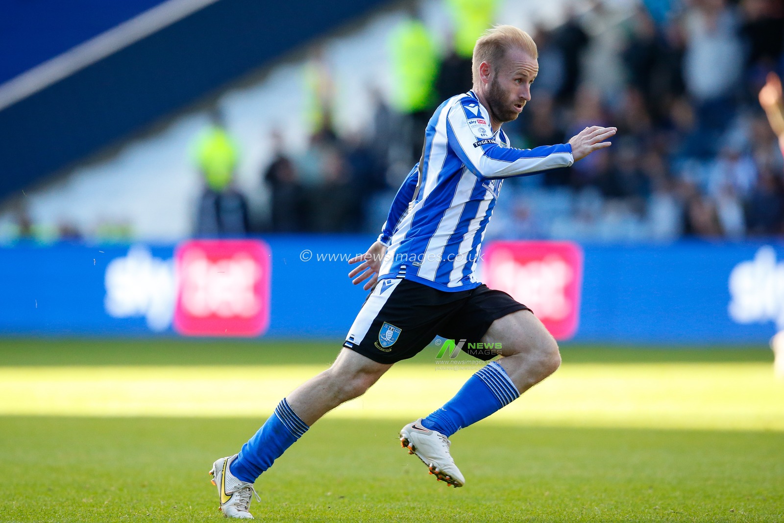 Barry Bannan #10 of Sheffield Wednesday during the Sky Bet League 1 match Sheffield Wednesday vs Wycombe Wanderers at Hillsborough, Sheffield, United Kingdom, 24th September 2022

(Photo by Ben Early/News Images)
