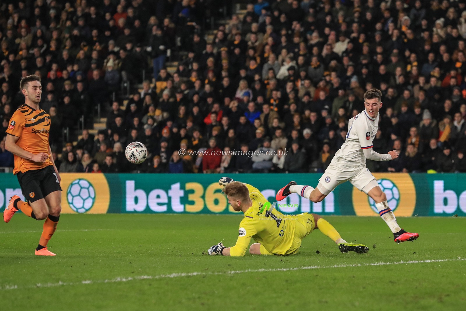 25th January 2020, KC Stadium, Kingston upon Hull, England; Emirates FA Cup, Hull City v Chelsea : George Long  (1) of Hull City blocks Mason Mount (19) of Chelseaâ€™s shot on goal