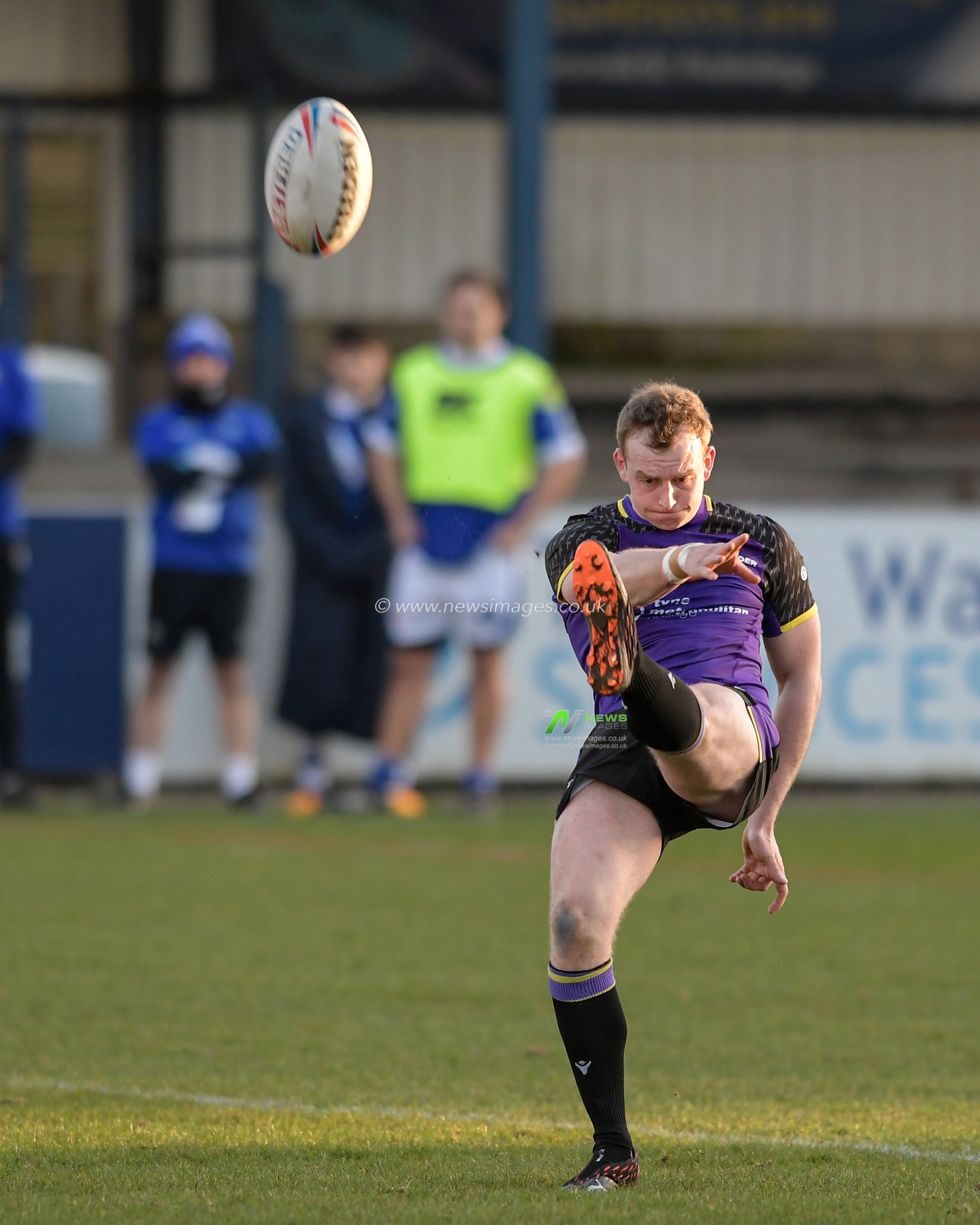 Josh Woods (7) of Newcastle Thunder kicks the ball
