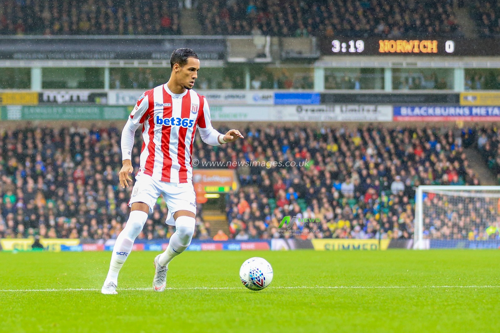 6th October 2018, Carrow Road, Norfolk, England; Sky Bet Championship, Norwich City v Stoke City ;  Tom Ince (07) of Stoke City on the ball

Credit: Georgie Kerr/News Images

English Football League images are subject to DataCo Licence