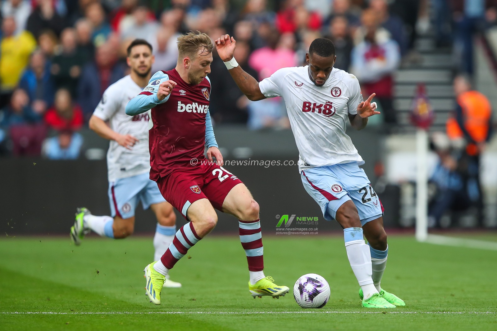Jarrod Bowen of West Ham United is tackled by Jhon DurÃ¡n of Aston Villa during the Premier League match West Ham United vs Aston Villa at London Stadium, London, United Kingdom, 17th March 2024

(Photo by Gareth Evans/News Images)