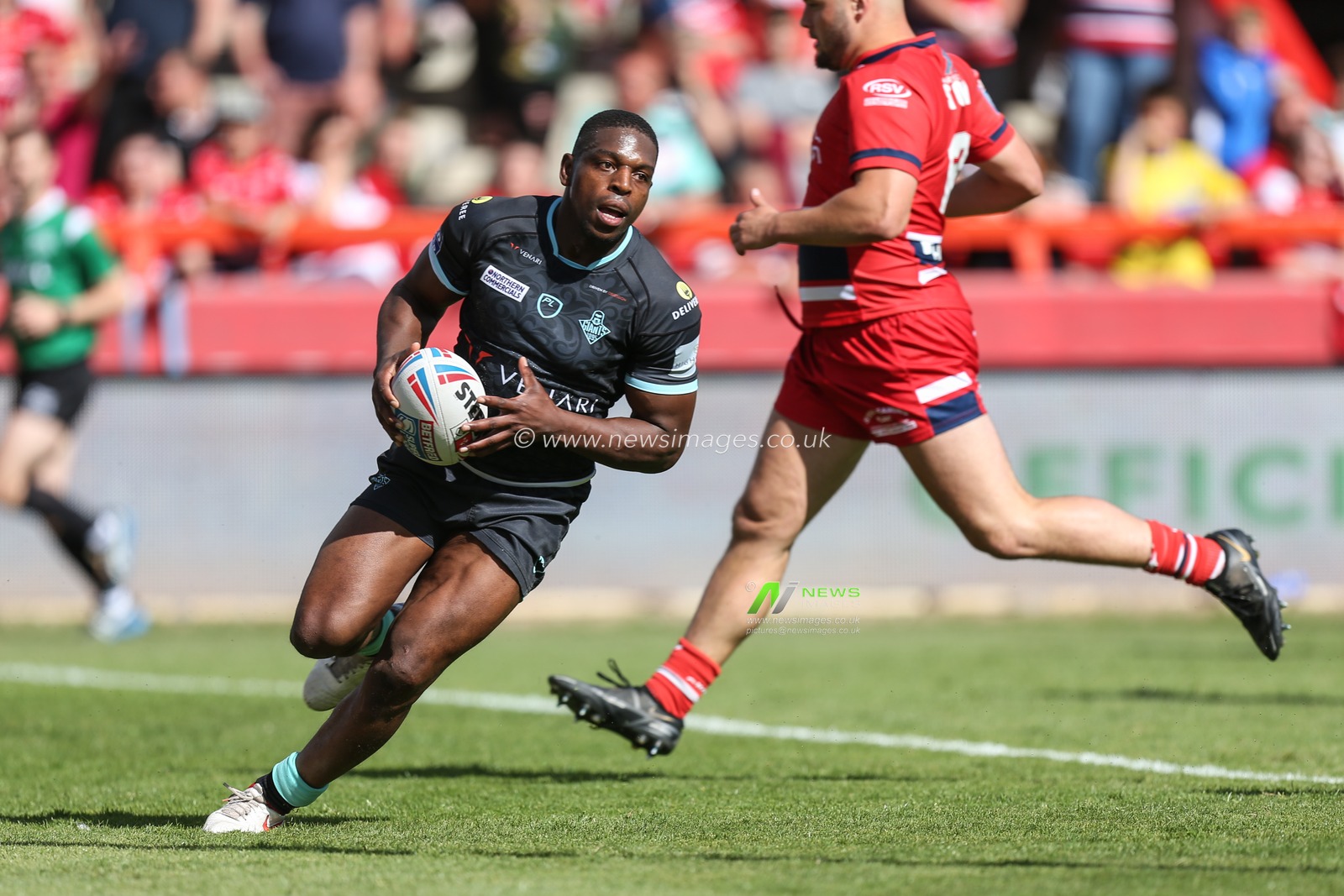 Jermaine McGillvary #2 of Huddersfield Giants breaks through the Hull KR defence to run for the try line